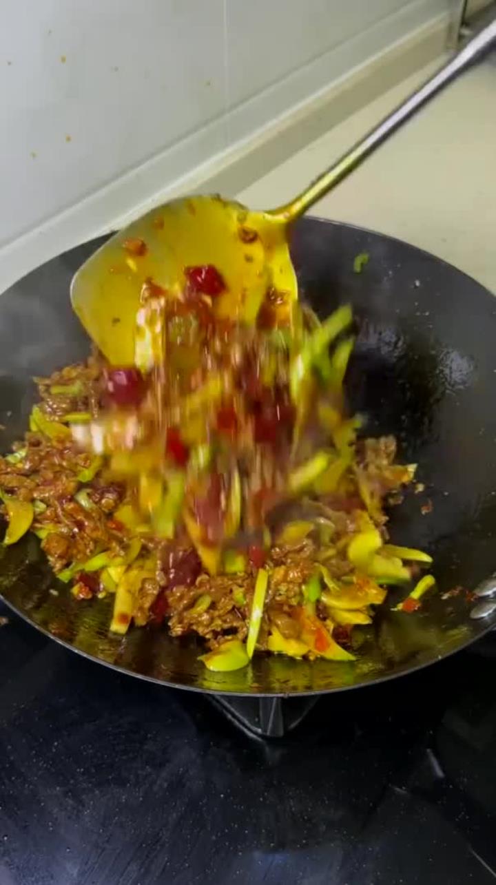 你要是学会了这道青菜干锅牛肉、全家夸你是大厨！香辣入味～做法简单又下饭～记得多煮
