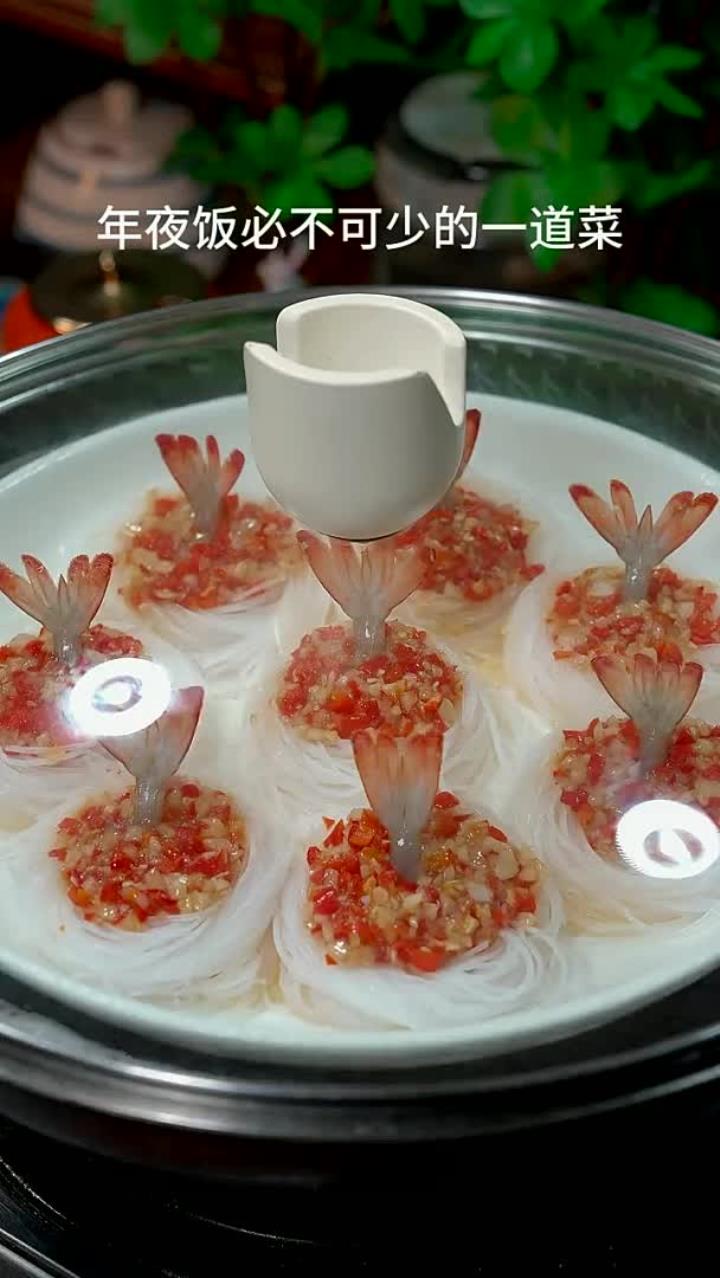 餐桌上一定少不了这道~蒜蓉粉丝蒸虾，寓意新年蒸蒸日上，好吃又好看，大人小孩都爱吃
