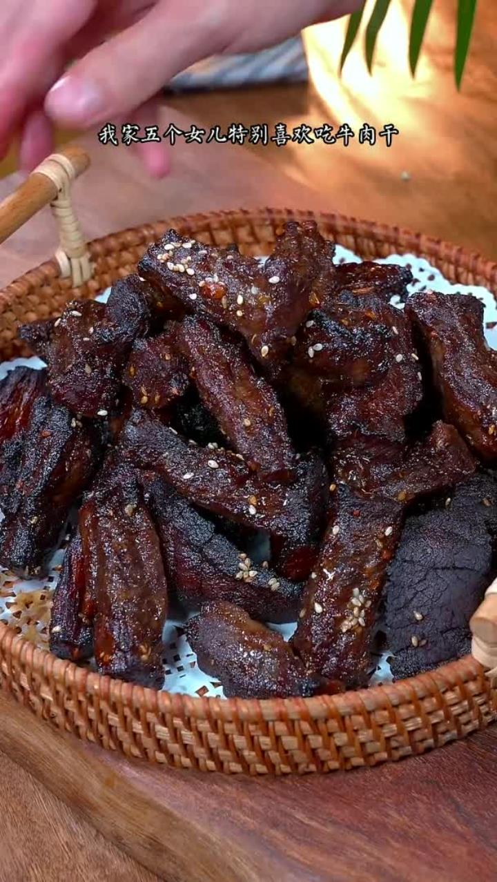 自己在家做的手撕牛肉干卫生健康又好吃，关键做法还非常的简单