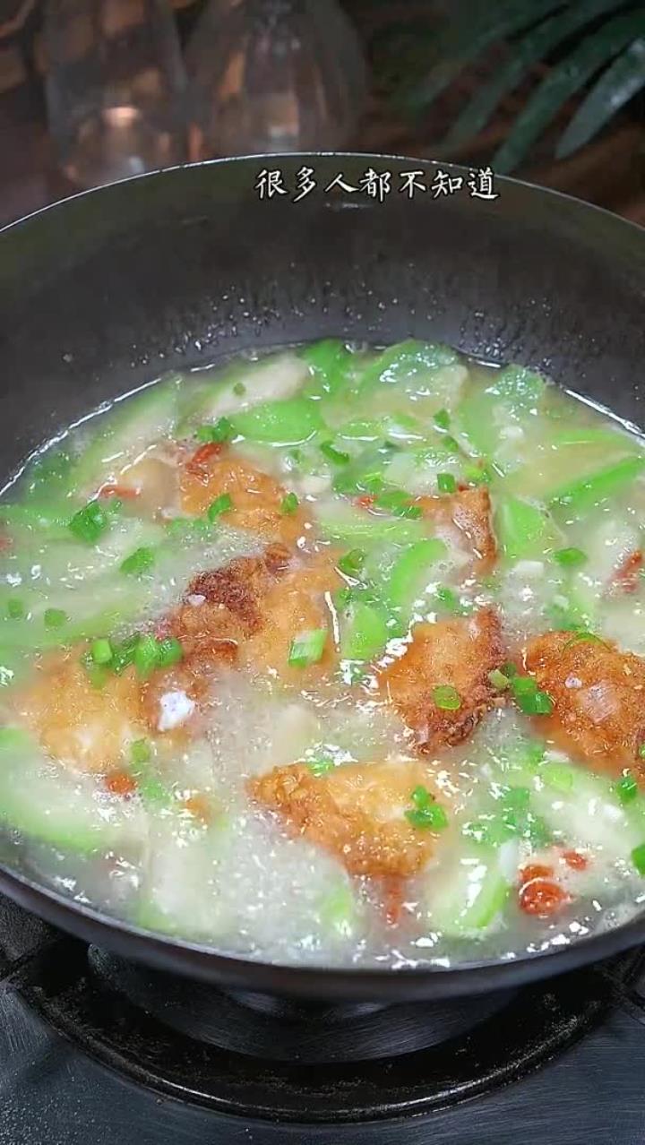 鸡蛋丝瓜汤 夏天做这么一个汤清凉爽口 (1)