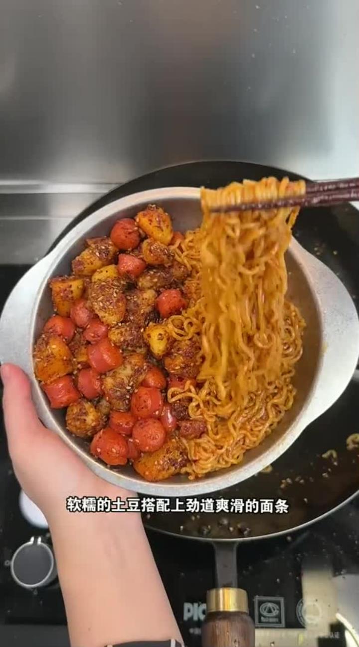 嘴馋了就做孜然土豆火腿肠拌面吧，巨巨巨解馋