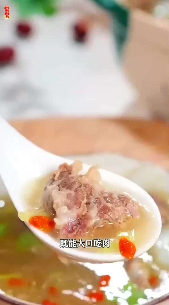 年夜饭炖上一锅热气腾腾的牛肉汤，大口吃大口喝汤