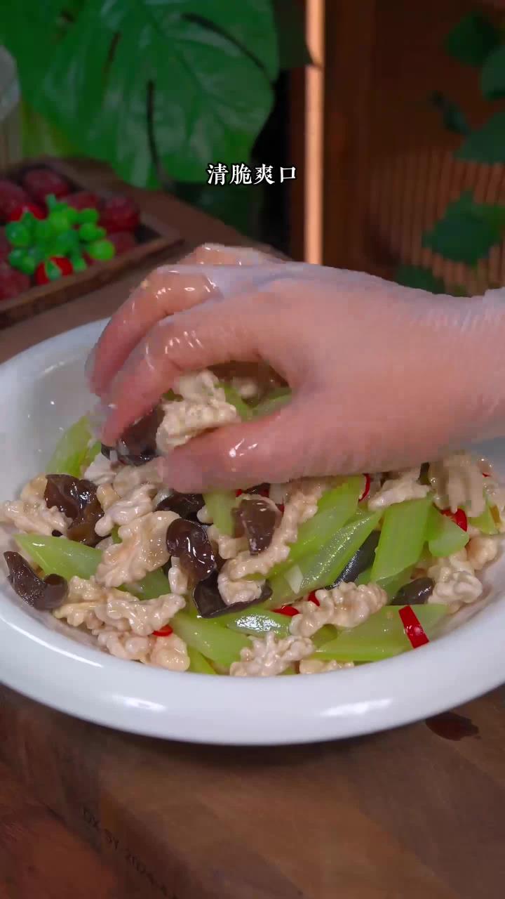 每年的这个时候，我都会给孩子做这道核桃仁拌西芹，清脆爽口，营养又丰富