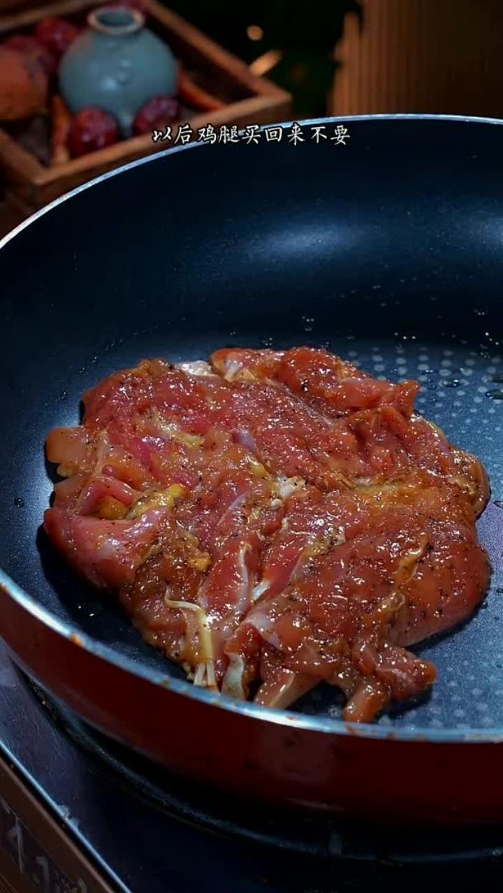 每次在家做这个黑椒鸡扒，滑嫩鲜香，他们都说比餐厅的还好吃，大小朋友都抢着吃