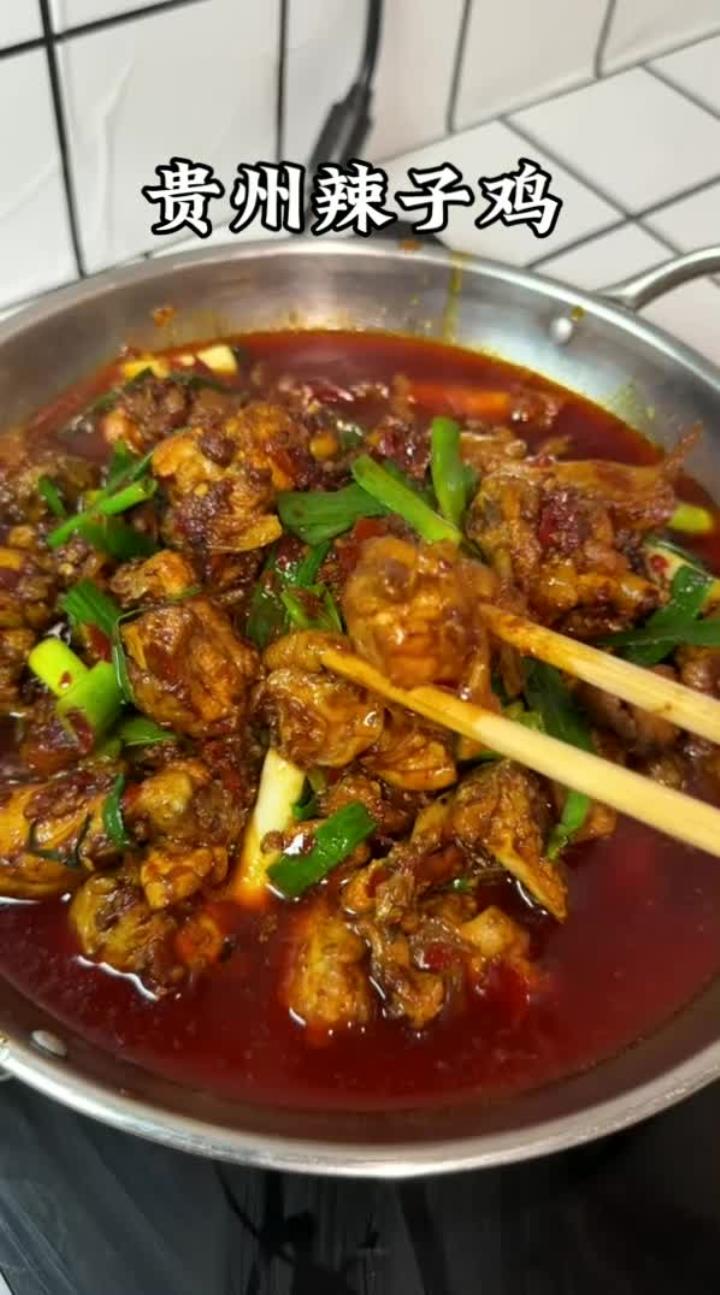 这种天气太适合吃一锅暖呼呼的辣子鸡火锅了！