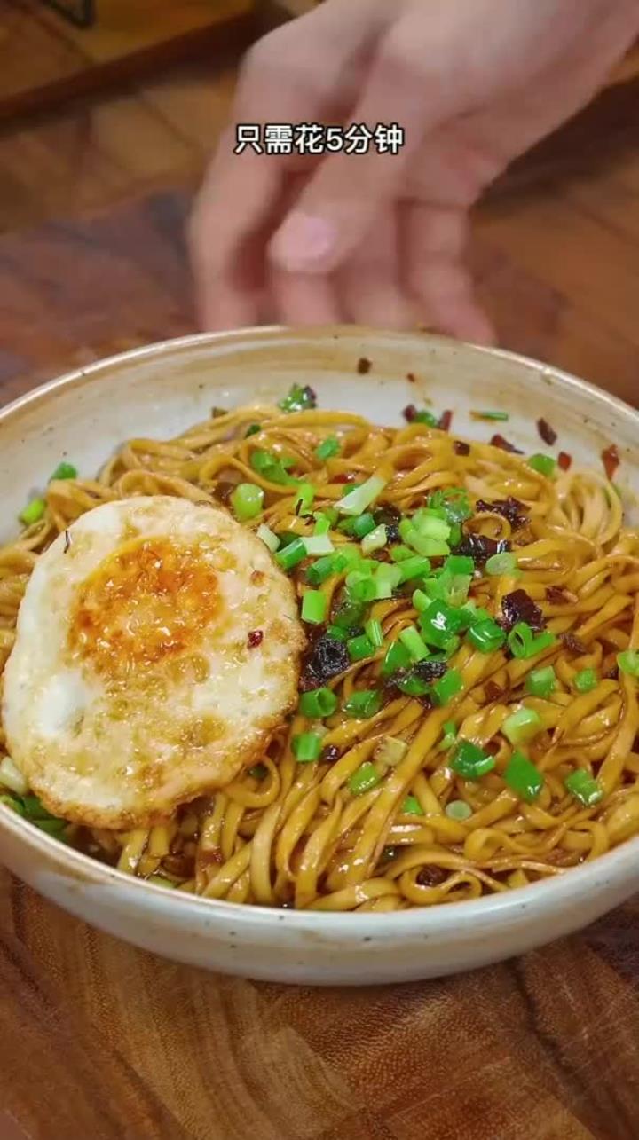 只需花五分钟你就能得到一碗香喷喷的葱油拌面，做法简单又好吃