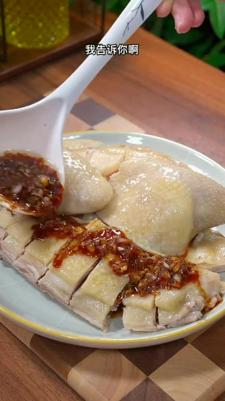 快过年了，分享一道广东白切鸡给大家，过年过节每家必备的家常白切鸡