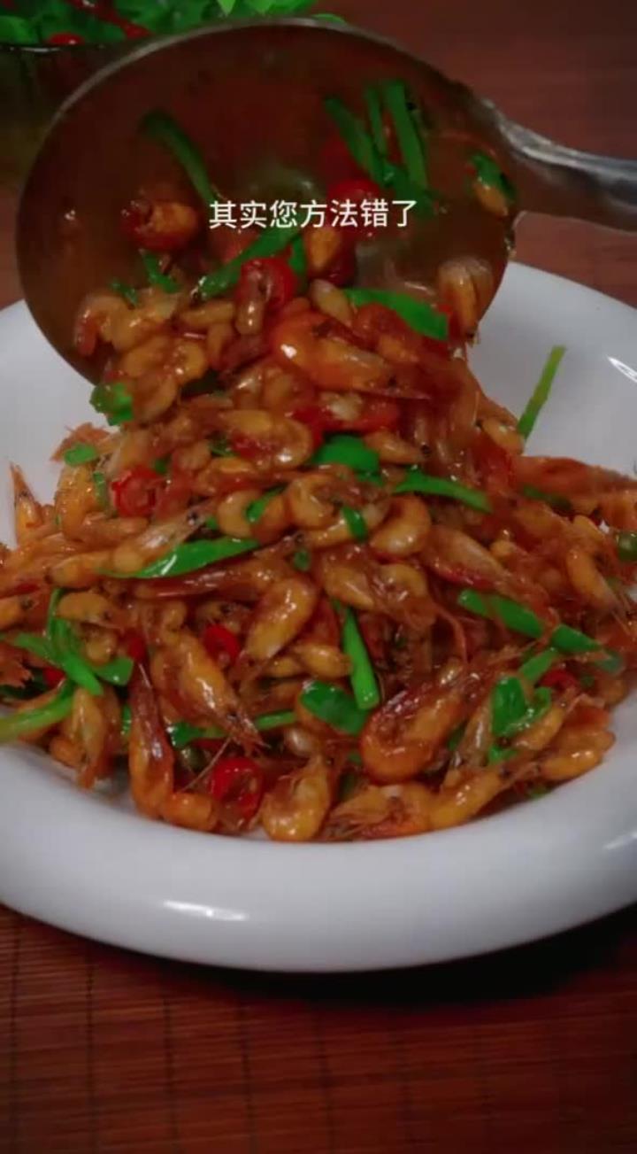 这样做的油爆小河虾，鲜香入味，非常好吃！