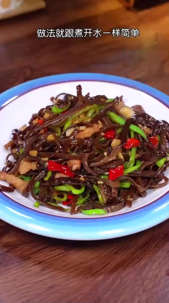 这个木耳炒肉丝，脆嫩爽口，好吃又下饭，家里的老人孩子都喜欢