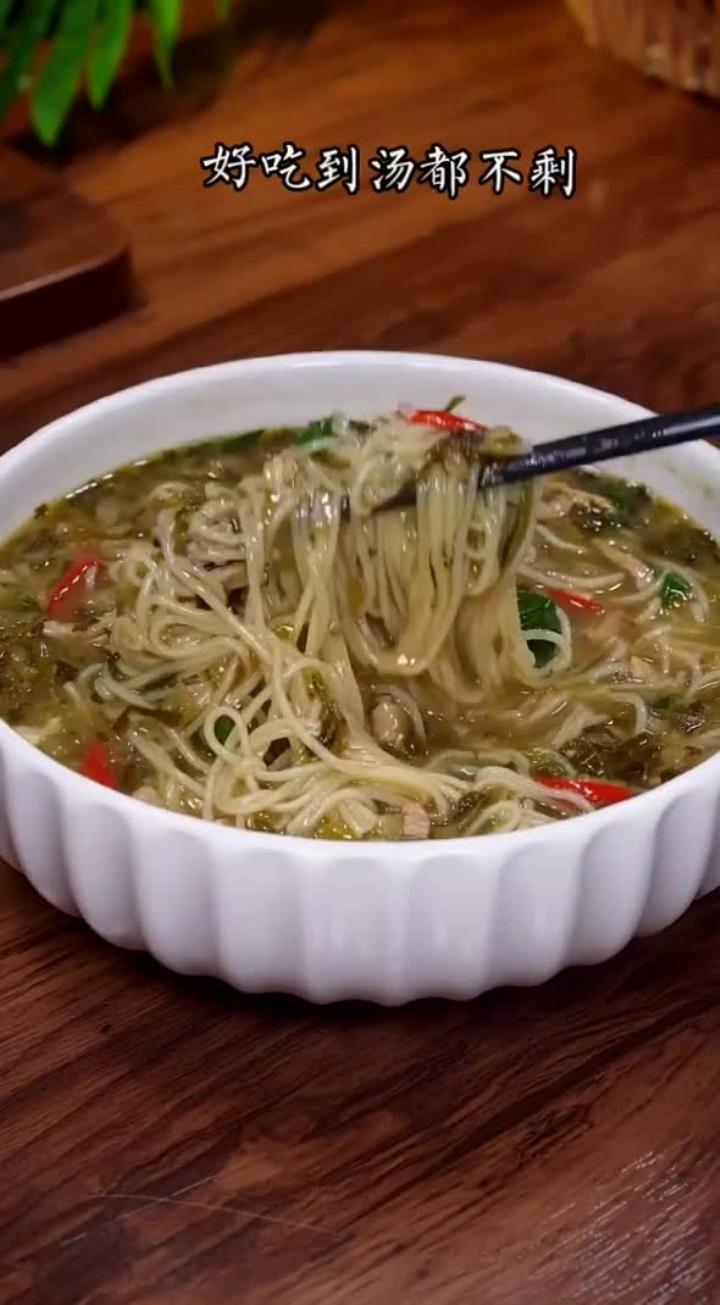 雪菜肉丝面在家这样做，暖暖乎乎，好吃到连汤都不剩