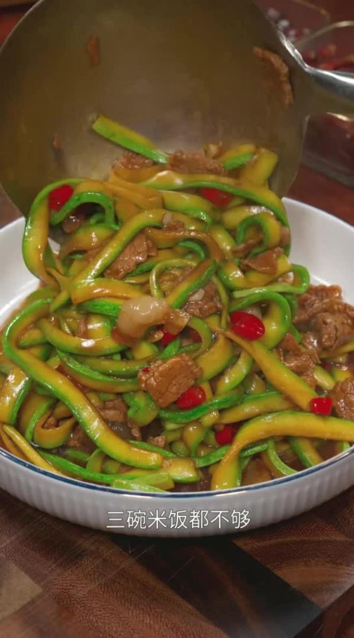 西葫芦买回家不知道怎么做，你就试试这道西葫芦炒肉。三碗米饭都不够