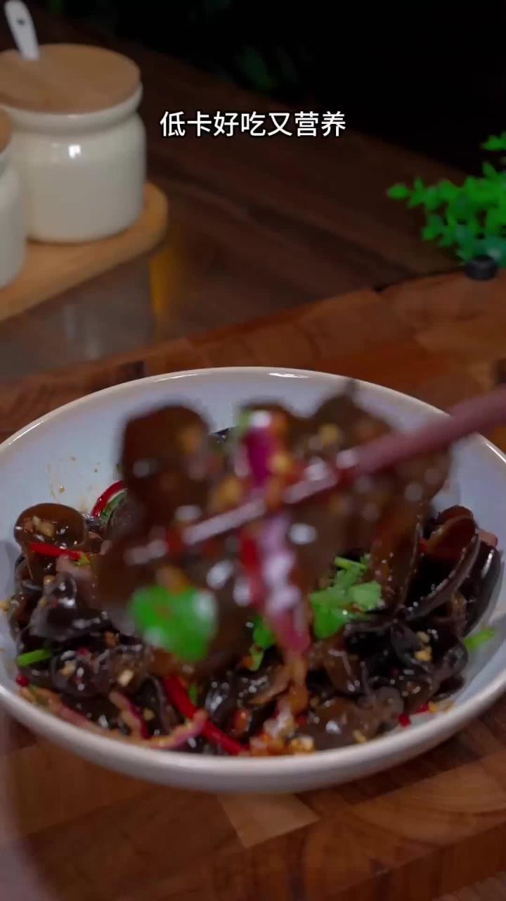 比水煮菜还好吃的凉拌木耳，酸辣爽口，味道特别棒～