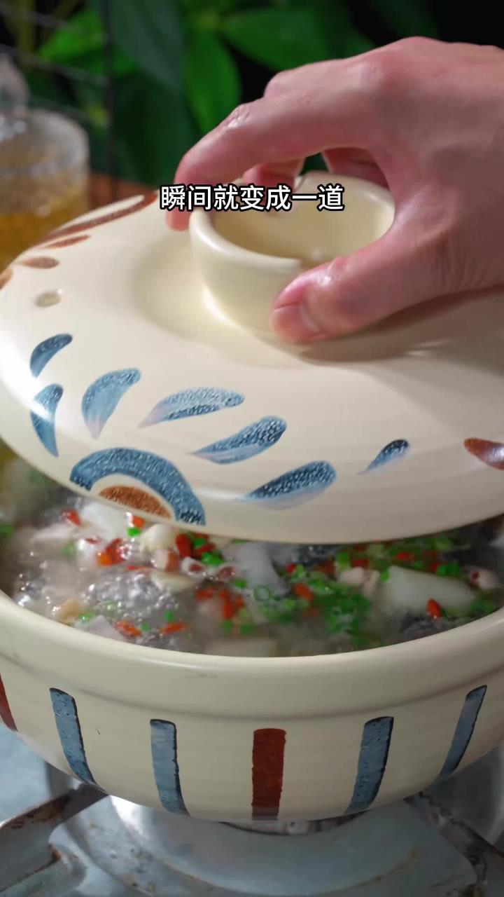 很多的人都不知道，将山药和鸡炖在一起，出锅瞬间就变成一道每个女人都必喝的汤，一周