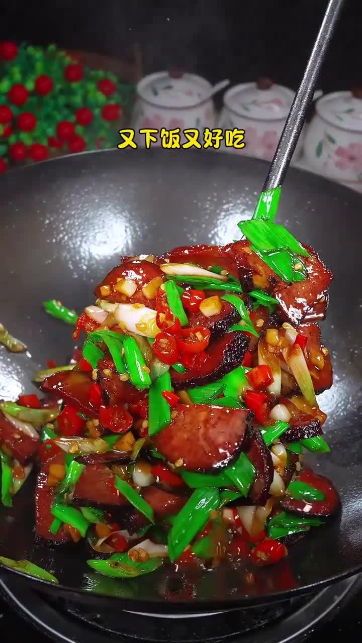 这黑呼呼的猪血丸子又香又下饭，每次都是两碗米饭打底！