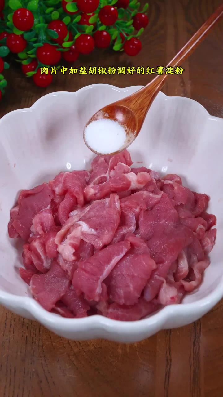 天热做道酸菜肉片嫩滑好吃又下饭！