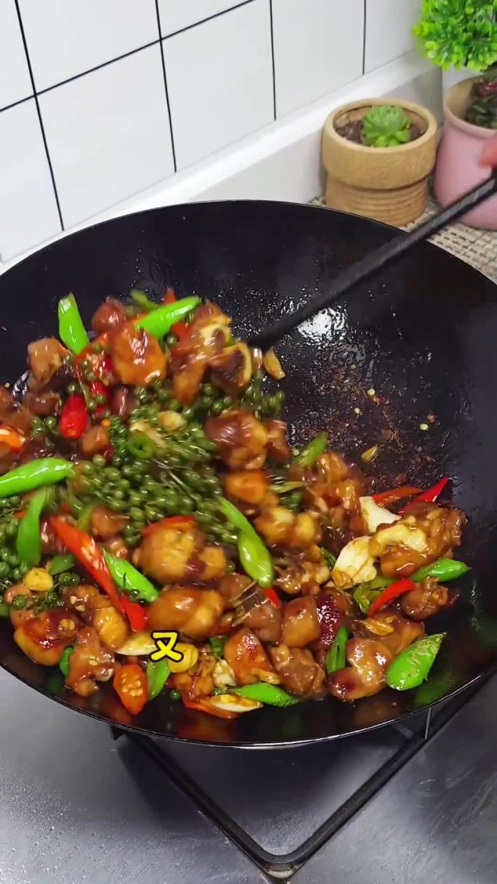 鸡肉焦香入味 又麻又辣巨过瘾