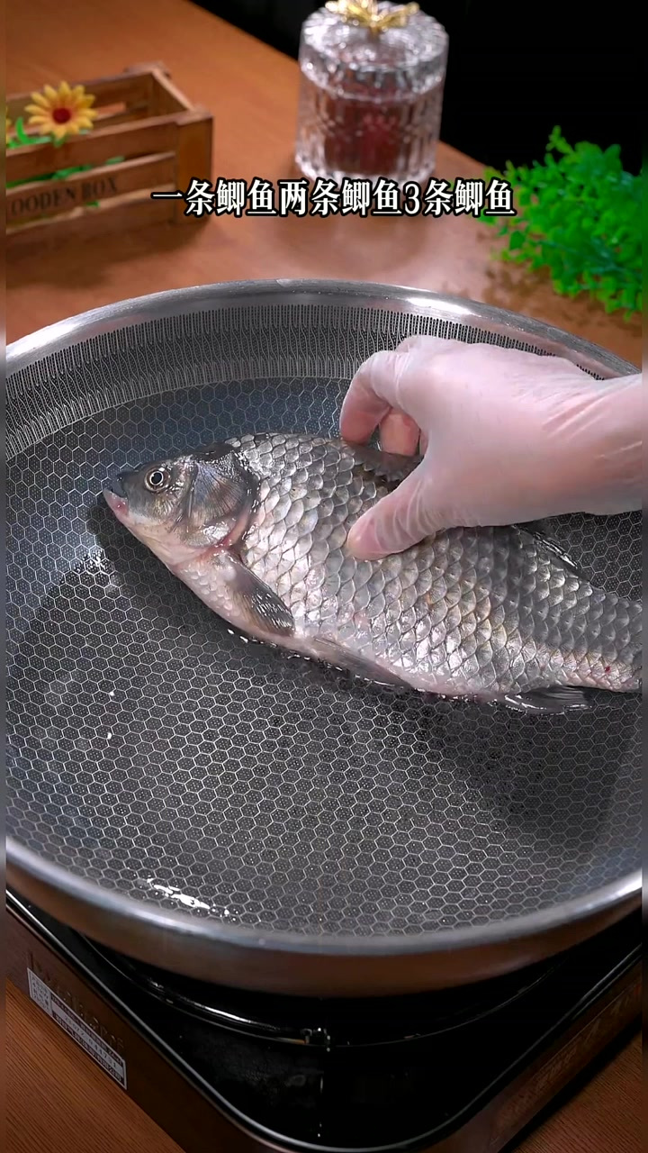 我家一周炖3次裙带菜鲫鱼汤给孩子喝，孩子特别爱喝～