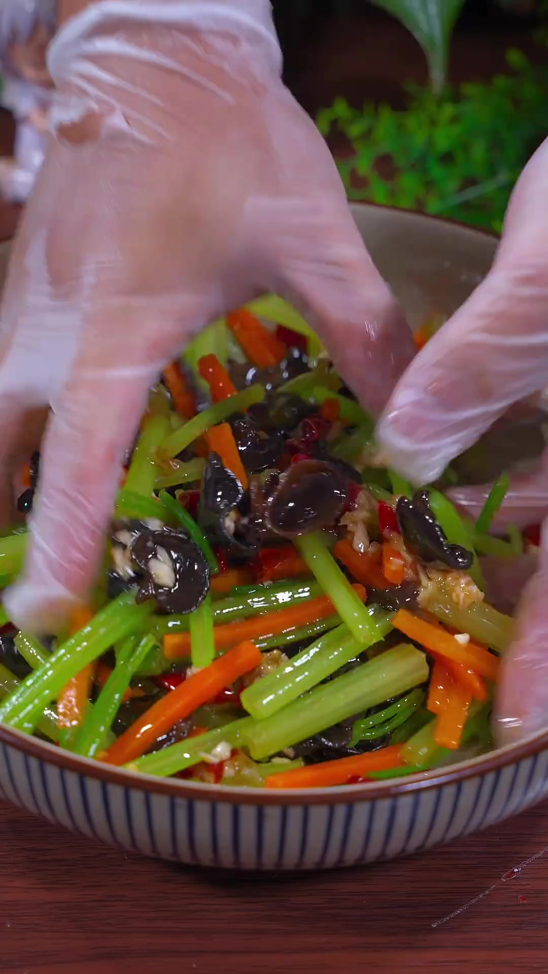 夏天的芹菜不要总是炒着吃了,你就做一个木耳炝芹菜,清脆爽口又