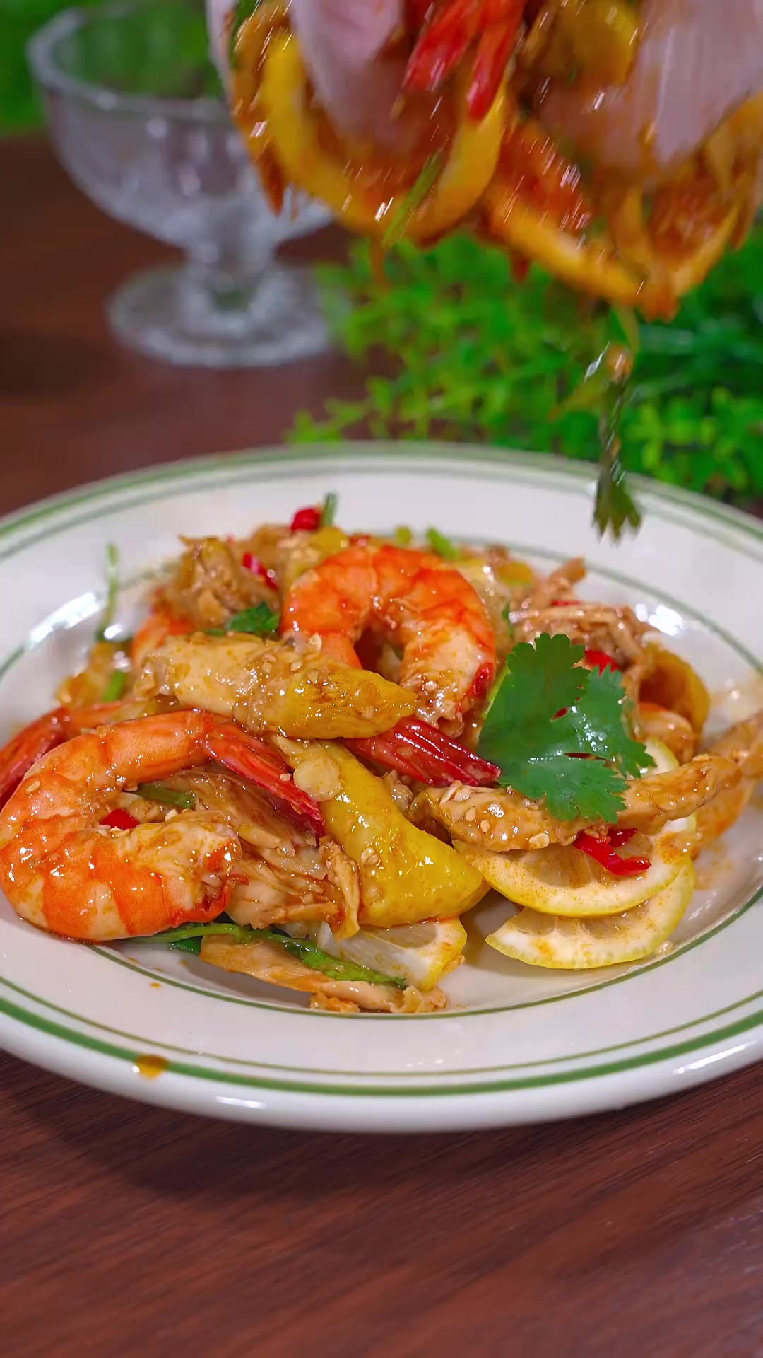 年夜饭的餐桌上除了大鱼大肉，做一道这样特色的椒麻手撕鸡，鲜嫩
