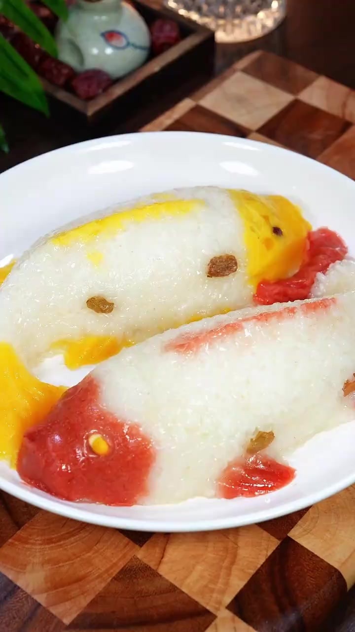 年夜饭桌上摆上一道这个年年有鱼八宝饭，新的一年年年有余，富贵