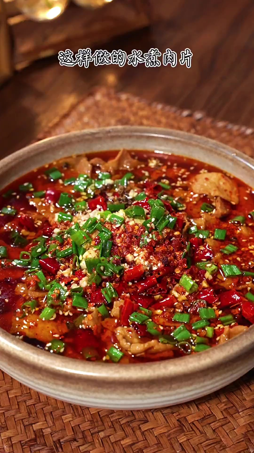 饭店里一份的水煮肉片,在家也能轻松复刻,麻辣鲜香巨下饭