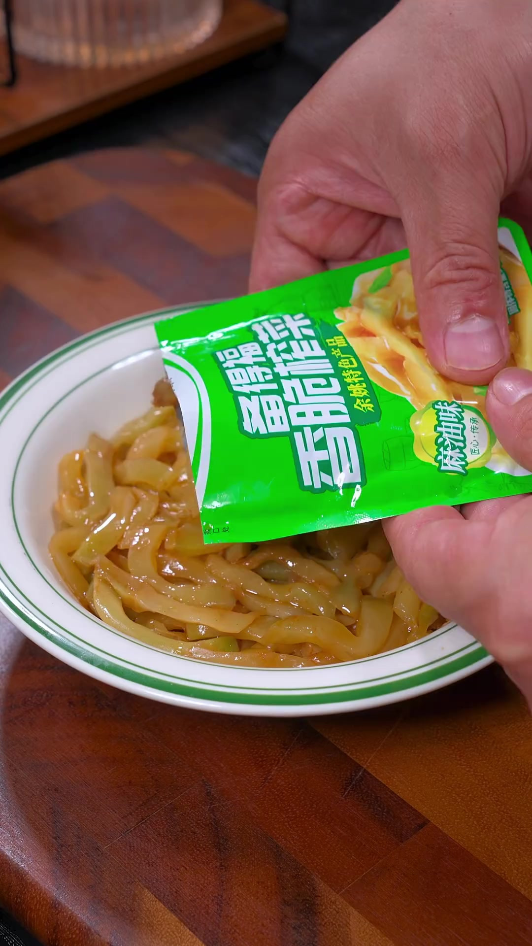 这个麻油榨菜是真的好吃,不管是配粥拌饭还是炒菜都非常好吃