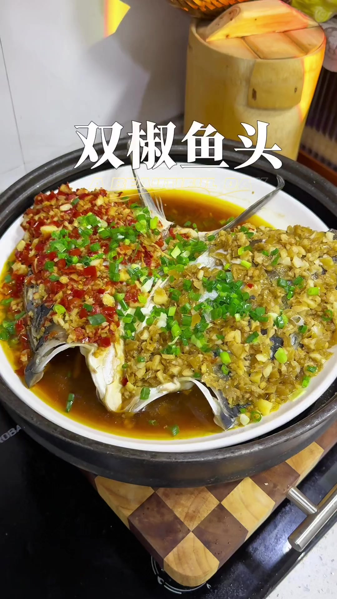 十几分钟就做好的家庭版剁椒鱼头，比饭店还好吃，做法特别简单