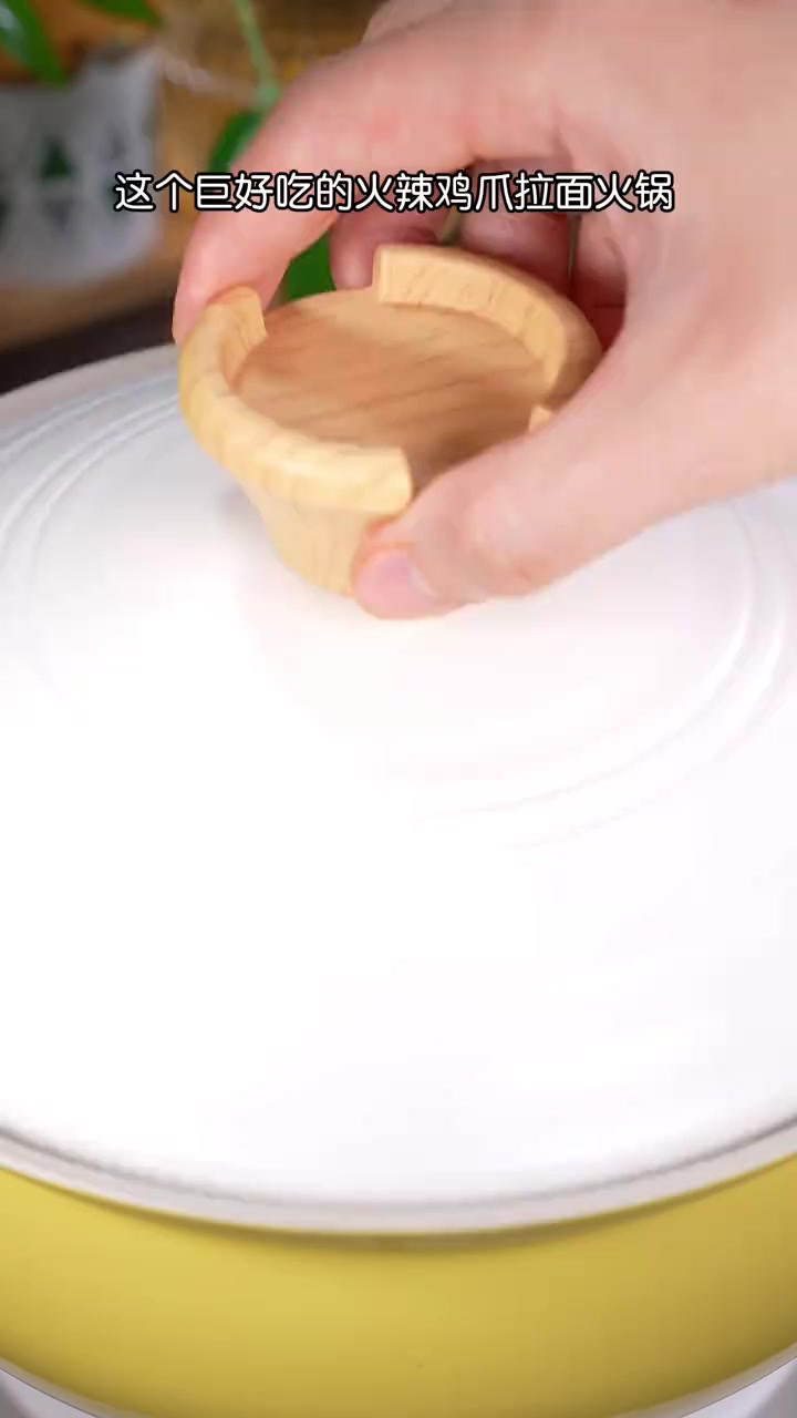 巨好吃的韩式火辣鸡爪年糕拉面,软糯脱骨的虎皮鸡爪,一口拉面一