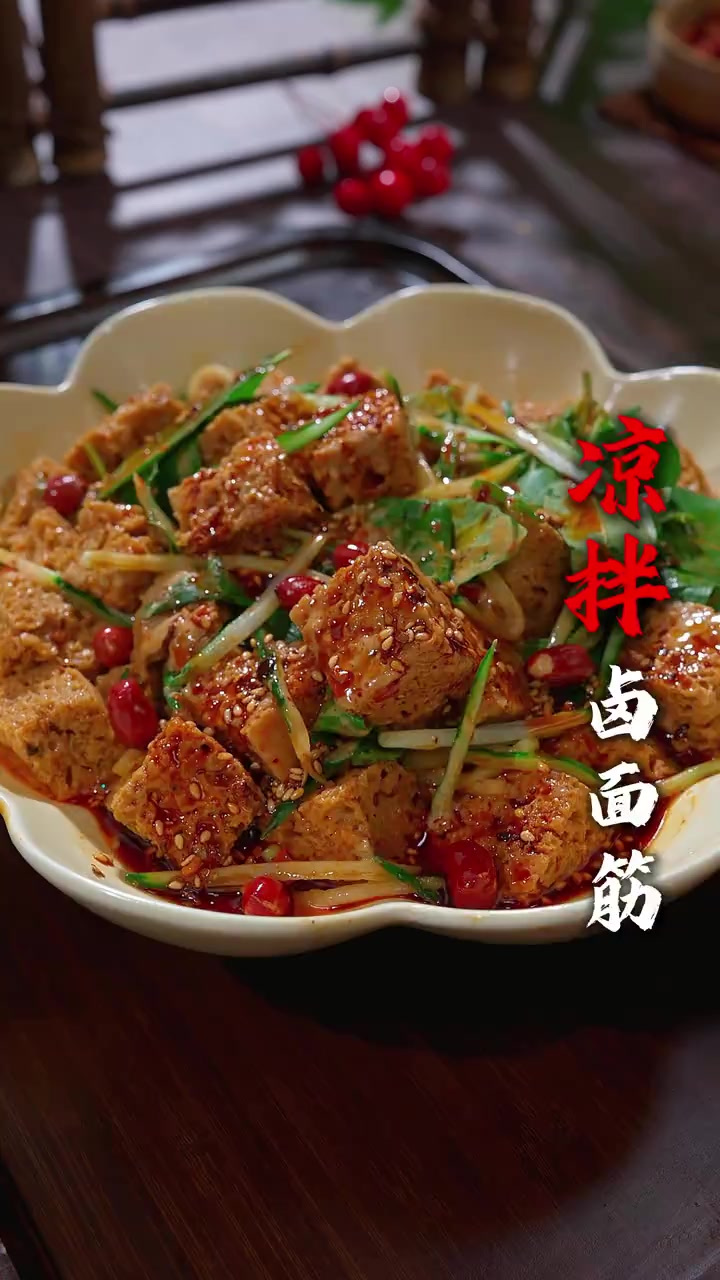 这个芝麻酱凉拌卤面筋,个个吸满了汤汁,在我们这饭馆,几乎桌桌
