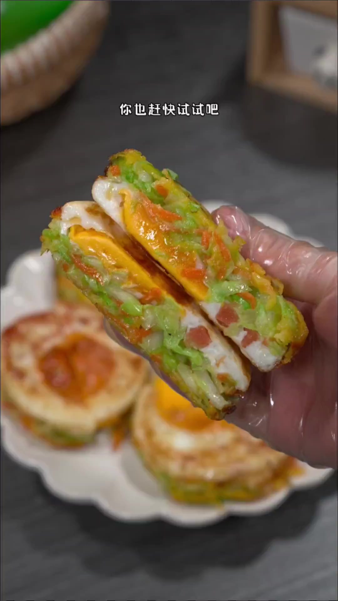 小朋友都喜欢吃汉堡，我就经常给孩子做这样健康的蔬菜汉堡，当做