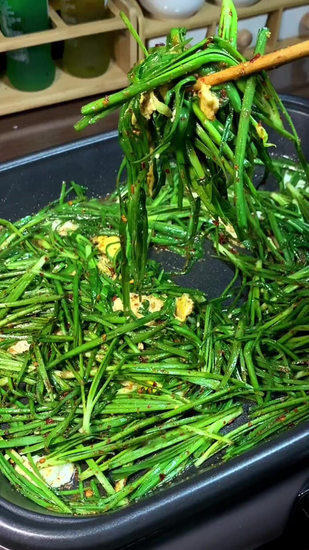 喜欢吃韭菜的朋友,有口福了,在家就可以做好吃的铁板韭菜,你喜