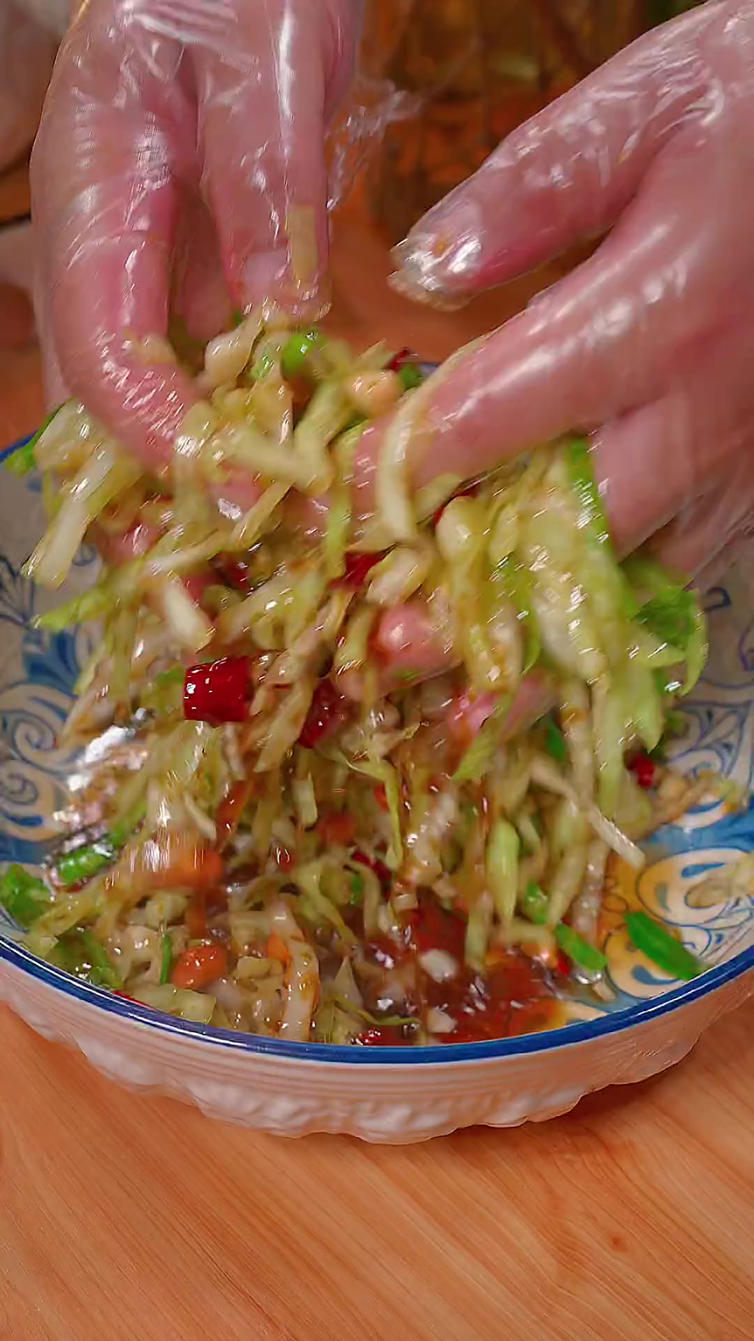 凉拌包菜的做法，做凉拌包菜要不要焯水，这样做的凉拌包菜丝清脆