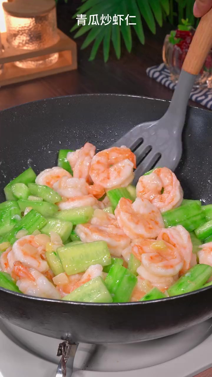 青瓜炒虾仁，很营养的搭配！清淡爽口，好吃又解腻