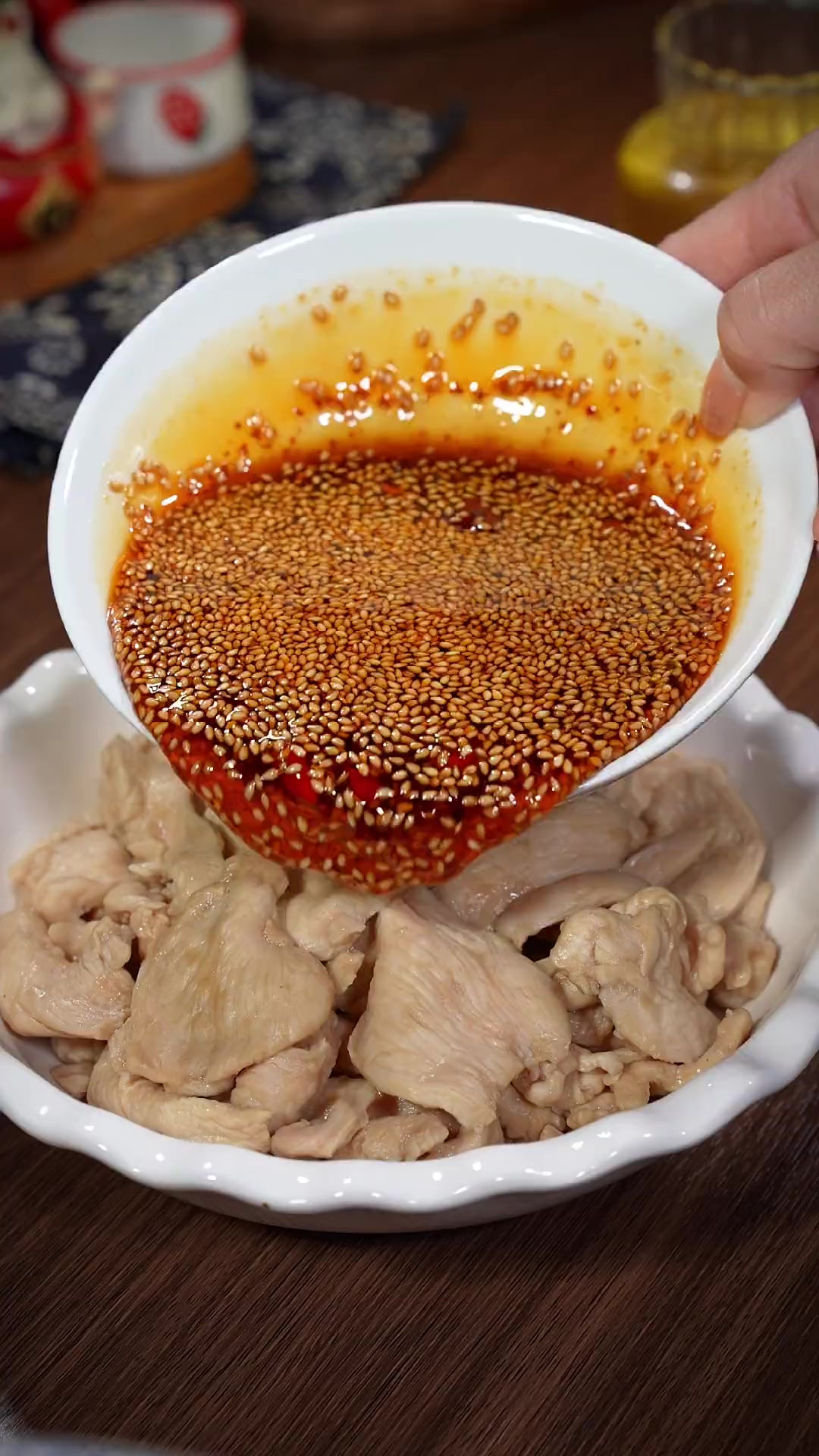 香菜凉拌鸡胸肉，香辣嫩滑，低卡好吃又美味，做法很简单