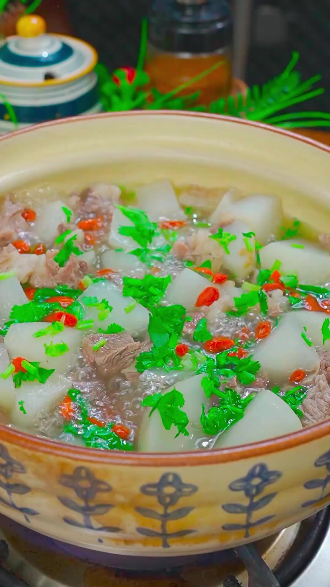 天冷了，要多给家人炖这个萝卜牛肉汤，营养丰富，汤鲜味美~