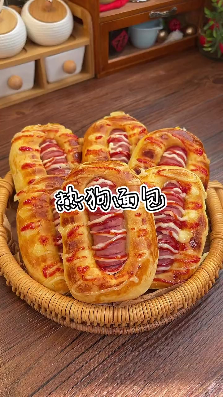原来外面十几一个的热狗面包，做起来这么简单呀，香甜松软，大人