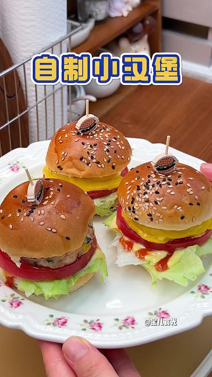 儿童小汉堡 孩子喜欢吃 当妈的必须安排上，做了几种肉的小肉饼