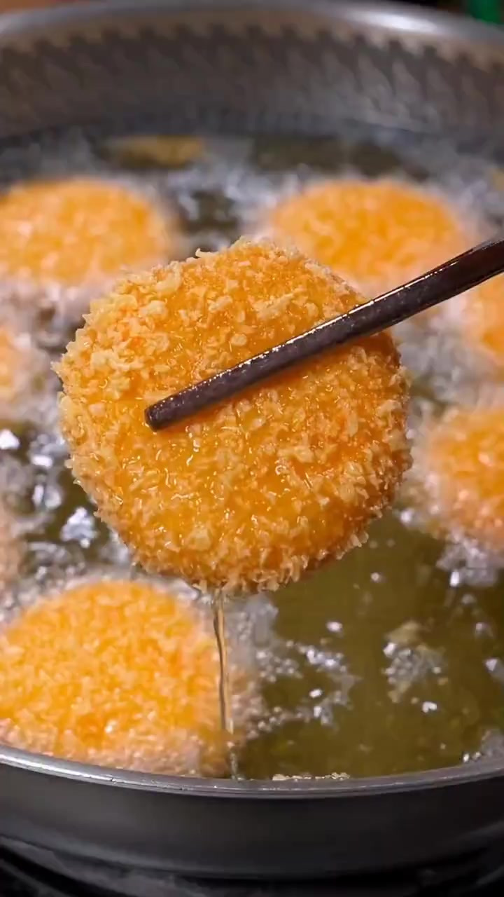 南瓜饼很多人在家老是做不好，今天分享这个方法外酥里糯，做法简