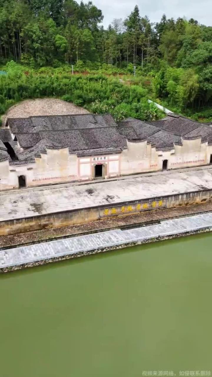 南桥大夫弟,是江西省寻乌县首富的家,这是一个典型的赣派建筑