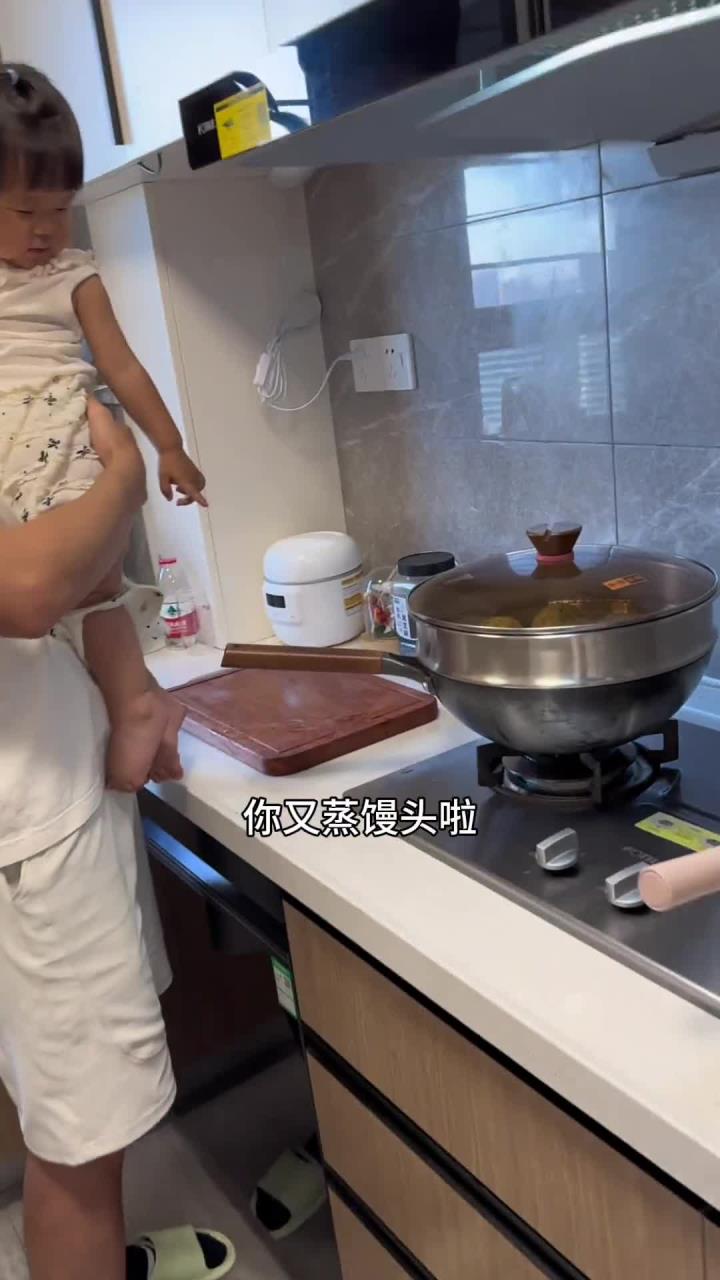 今日辅食菠菜小馒头 十个月宝宝就可以吃啦 爸爸做的菠菜馒头 营养满满 多做点可以冷冻