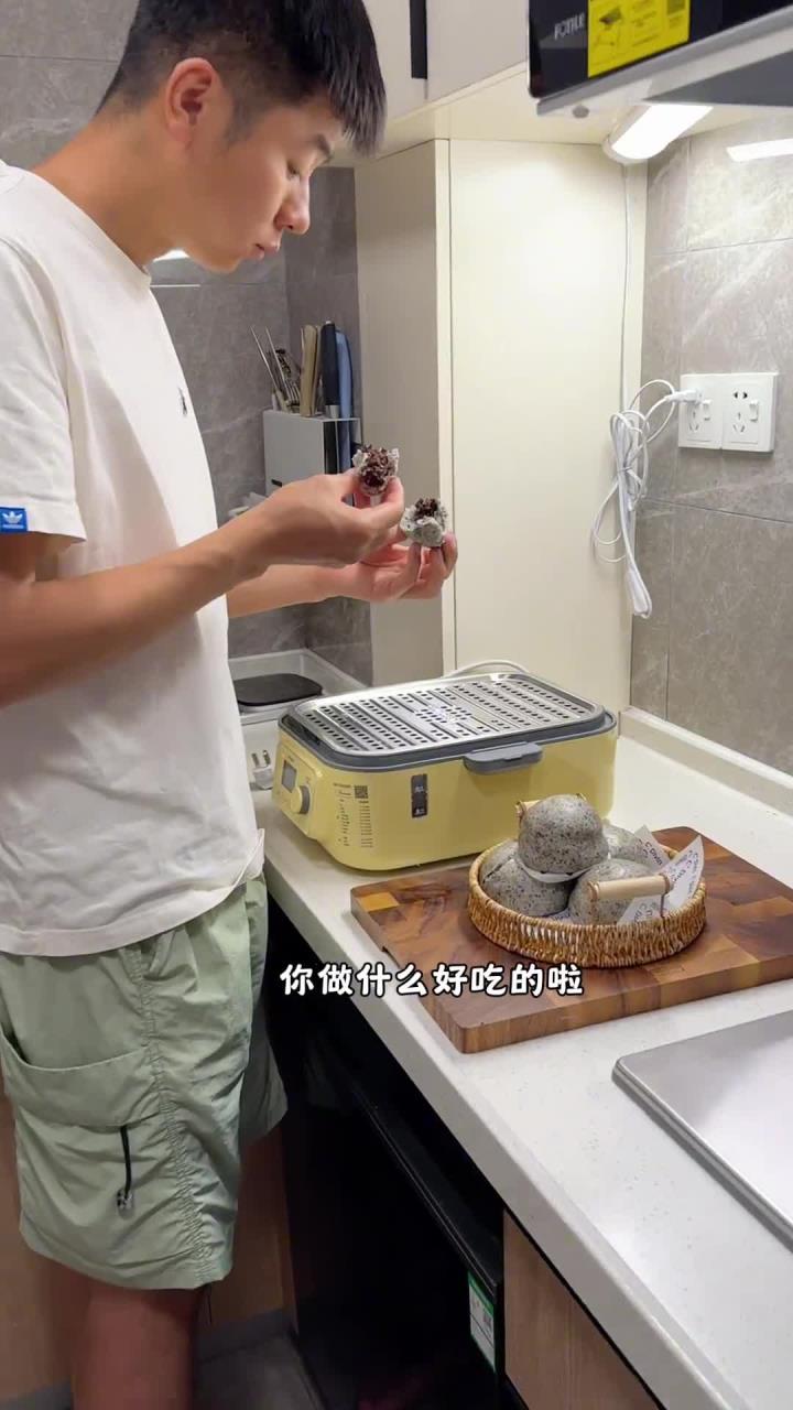 全家一起吃的黑芝麻杂粮包 真的是所有好食材都放一起了 营养健康还美味