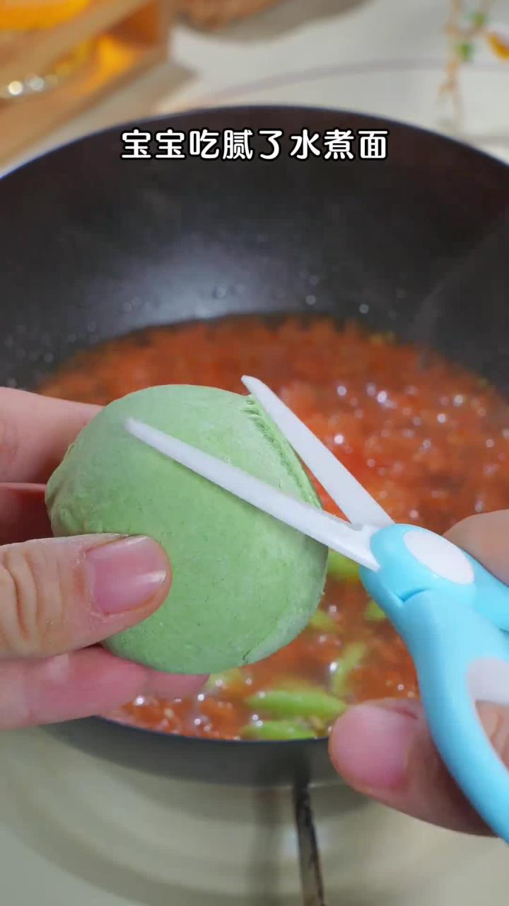 10M+菠菜小鱼面，天气凉了，给宝宝安排一碗热腾腾的小鱼面，搭配上浓郁番茄汤汁，酸酸