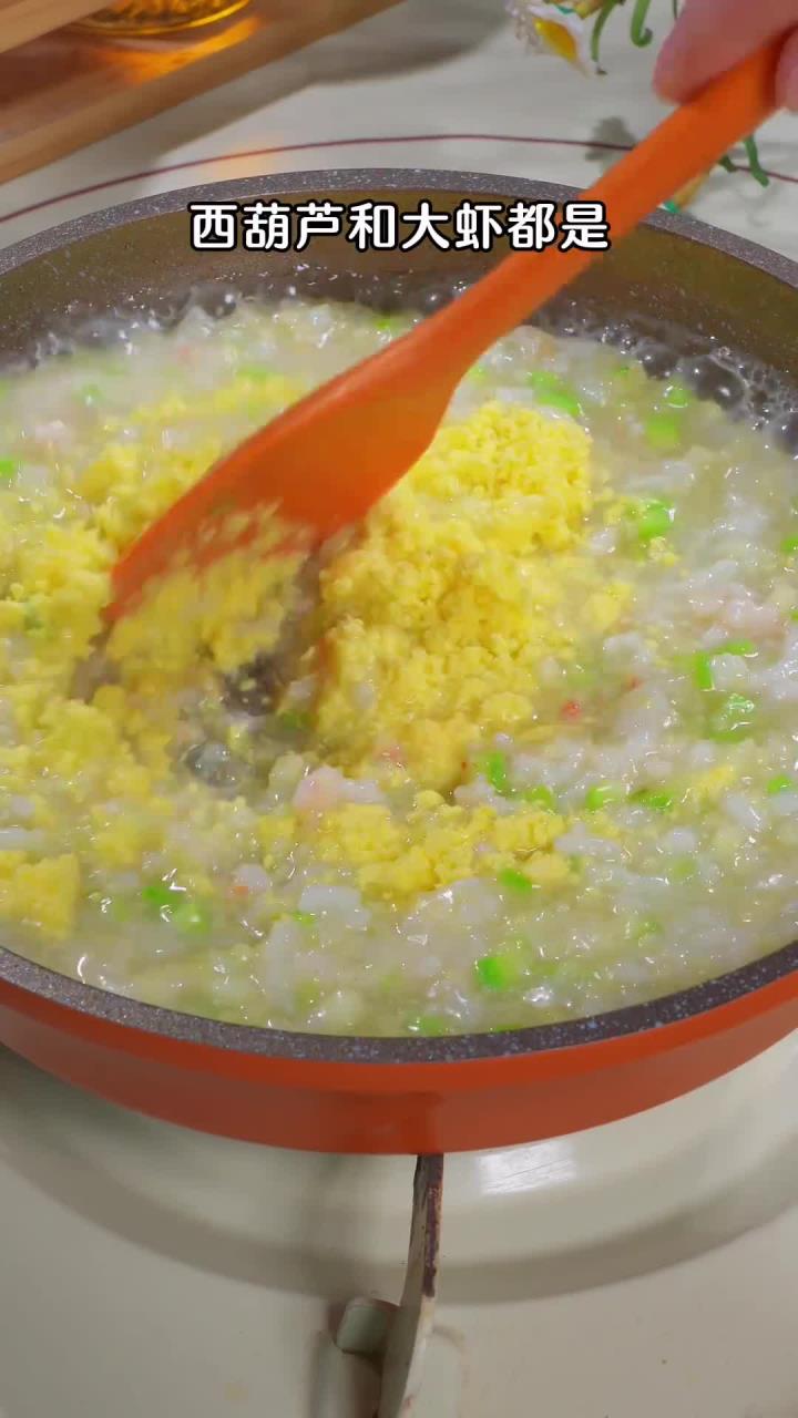 8m+西葫芦鲜虾蛋黄粥,西葫芦和大虾都是很好的食材,搭配在一起给宝宝做出来的粥,口
