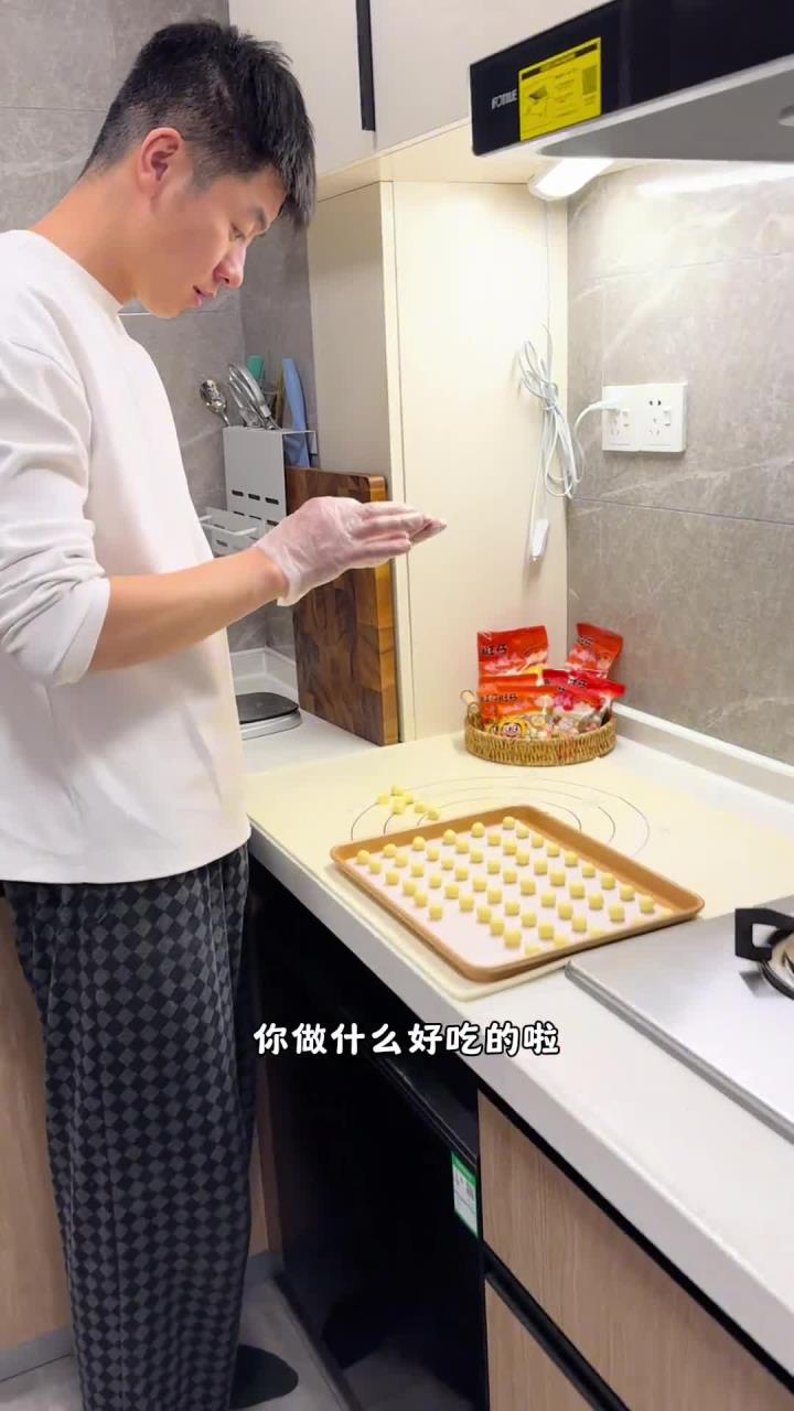 宝宝爱吃的零食旺仔小馒头 酥酥脆脆 一口一个 入口即化 宝宝很爱吃