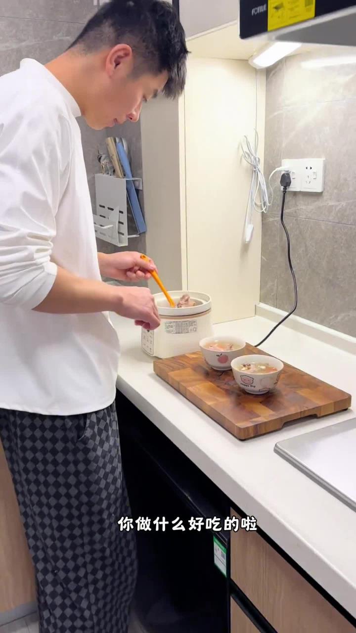 爸爸给女儿做的营养美味的排骨四神汤 排骨炖的软烂 汤也可以喝