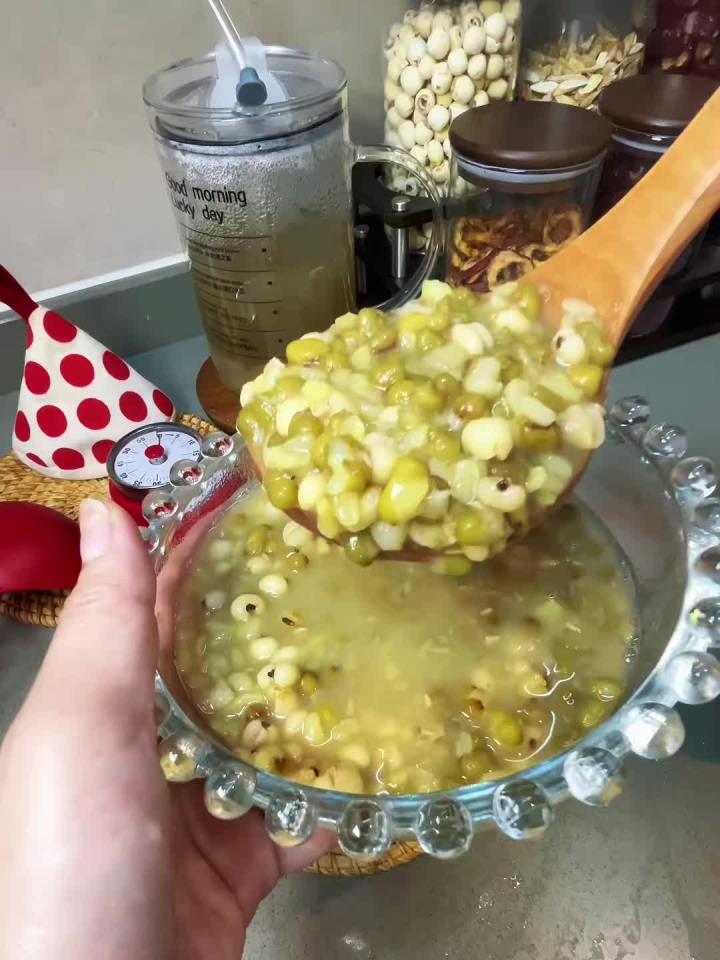 夏至到三伏天,多给自己和家人煮一碗绿豆薏米粥,有软糯粘香的薏米,又有绵密的绿豆沙