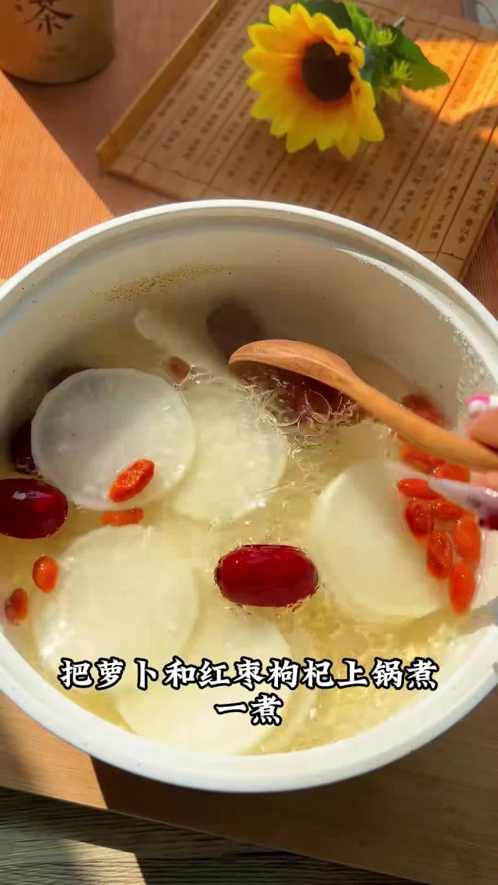 菠菜猪肝汤常喝,补铁补血防贫血,脸色苍白要多喝