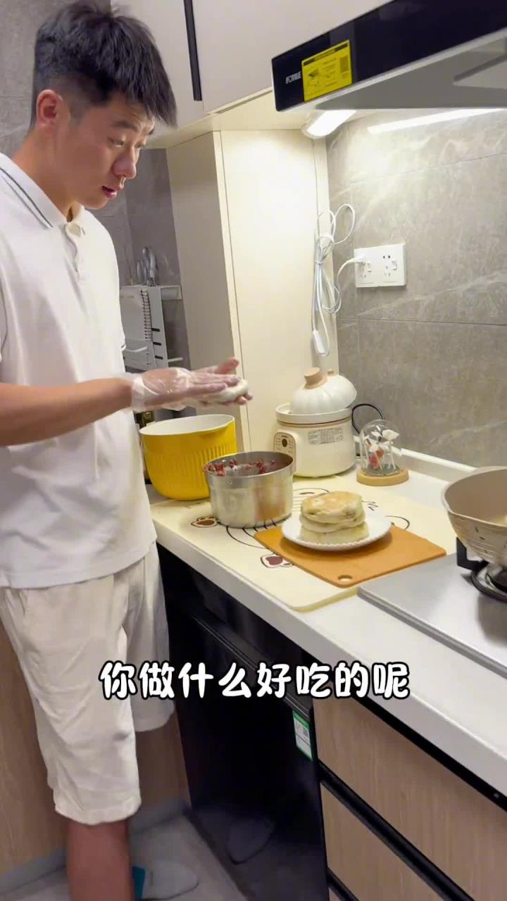 爸爸给宝宝做的发面牛肉馅饼 鲜嫩多汁 大人小孩都爱吃