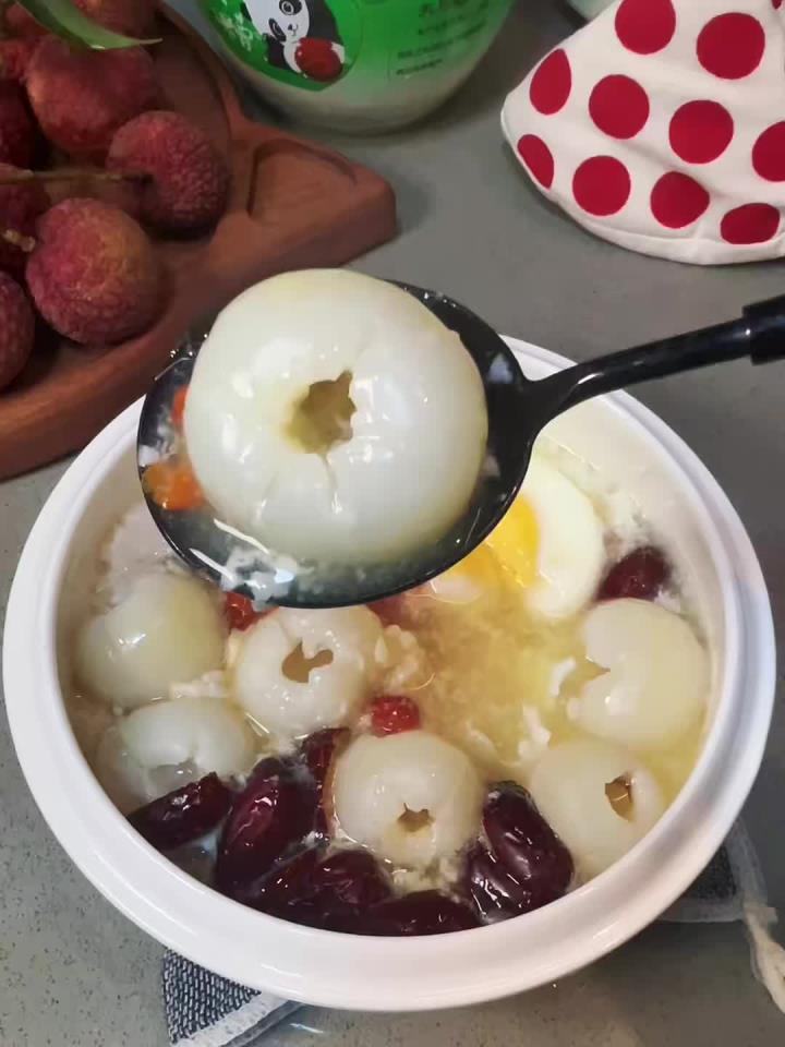 转给最爱的她,夏季适合女生补气皿的荔枝醪糟蒸鸡蛋