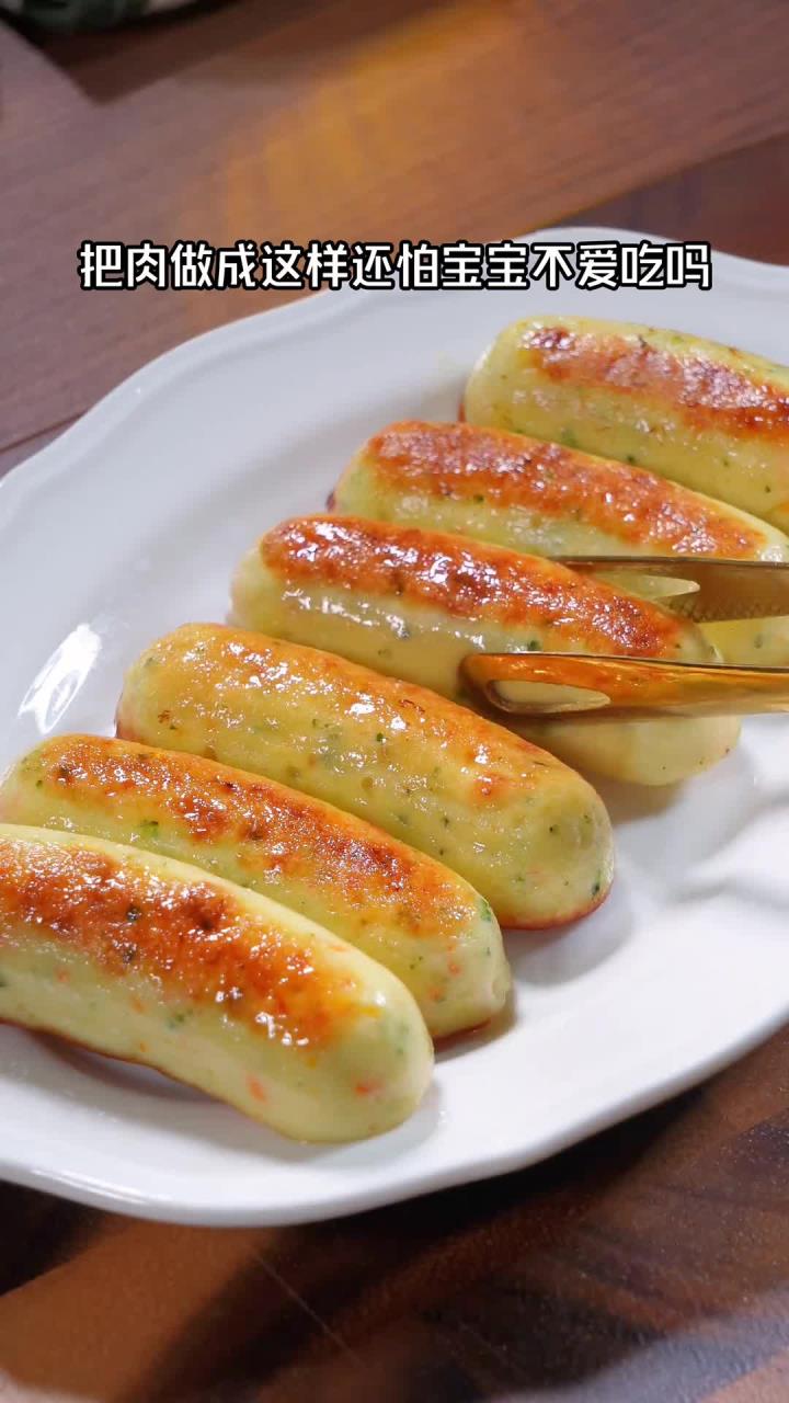 10M+香煎鸡肉肠，把肉肉做成这样还怕宝宝不爱吃哦，口感Q弹软嫩，吃不完可以放冰箱冷